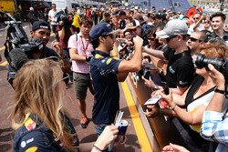 Daniel Ricciardo, Red Bull Racing signs autographs for the fans