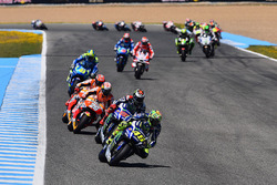 Valentino Rossi, Yamaha Factory Racing, leidt bij de start