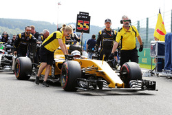 Kevin Magnussen, Renault Sport F1 Team RS16 on the grid