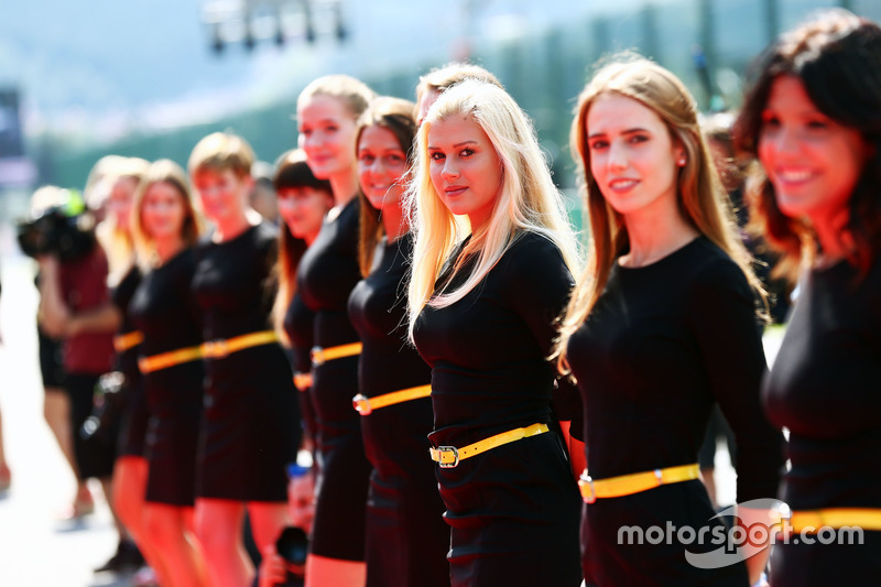 Grid girls nella sfilata dei piloti