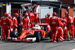 Kimi Raikkonen, Ferrari SF16-H makes a pit stop