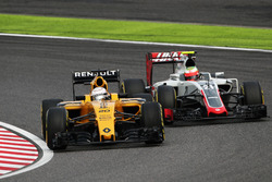 Kevin Magnussen, Renault Sport F1 Team RS16 and Esteban Gutierrez, Haas F1 Team VF-16