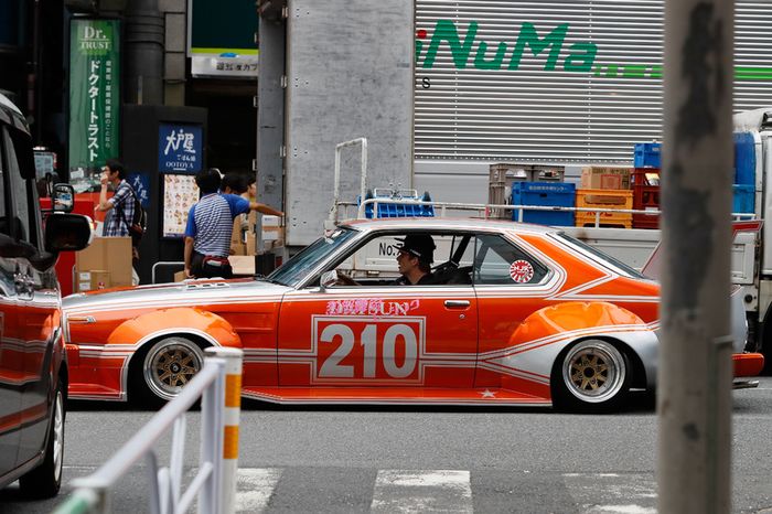 Daniel Ricciardo y Max Verstappen, Red Bull Racing conducen alrededor de Tokio en un coche de Bosozuko