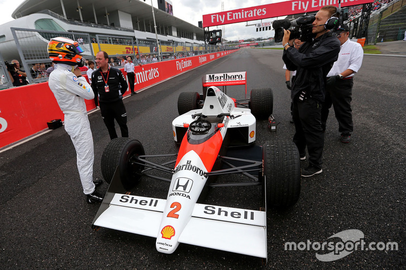 Stoffel Vandoorne,tercer piloto, McLaren F1 Team conduce el 1989 McLaren MP4/5 de Alain Prost