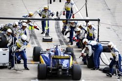 Felipe Nasr, Sauber F1 Team C35 pit stop