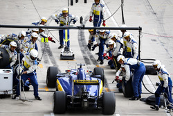 Felipe Nasr, Sauber F1 Team C35 pitstop