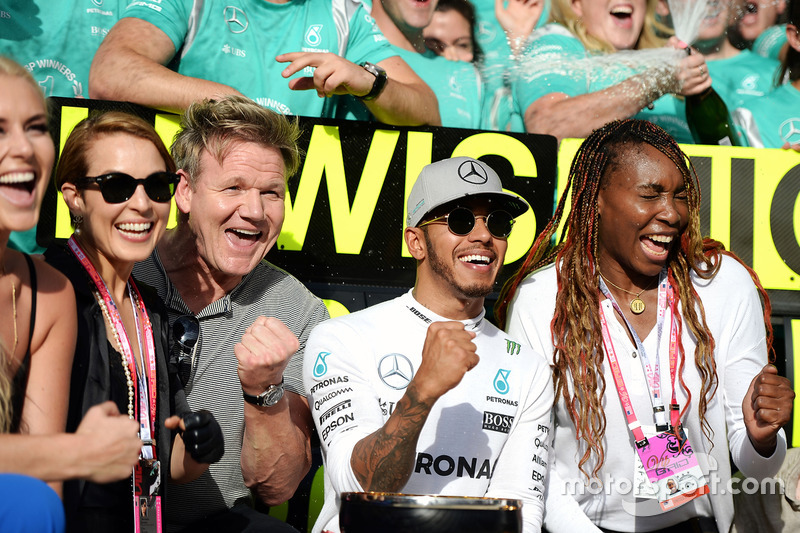 Il vincitore Lewis Hamilton, Mercedes AMG F1 festeggia con Nico Rosberg, Mercedes AMG F1; Lindsey Vonn, sciatore; Gordon Ramsey, Celebrity Chef; Venus Williams, tennista; e il team