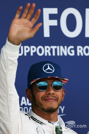 Lewis Hamilton Mercedes AMG F1 fête sa pole position dans le parc fermé