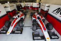 Автомобили Нобухару Мацушиты, ART Grand Prix, и Сергея Сироткина, ART Grand Prix