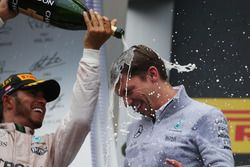Le vainqueur Lewis Hamilton, Mercedes AMG F1 fête sa victoire sur le podium avec James Vowles, Chef de la Stratégie Mercedes AMG F1