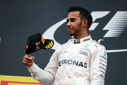 Il vincitore della gara Lewis Hamilton, Mercedes AMG F1 festeggia sul podio