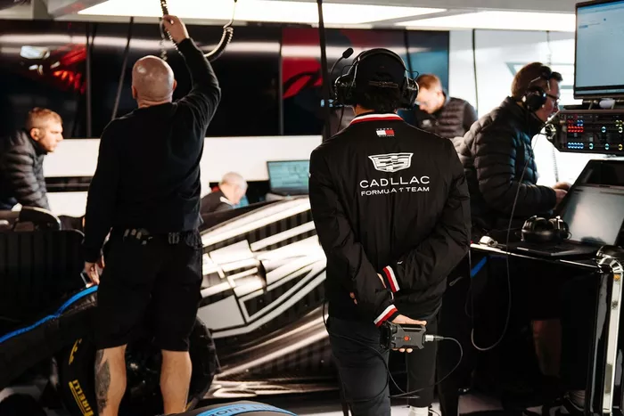أجواء مرآب فريق كاديلاك F1