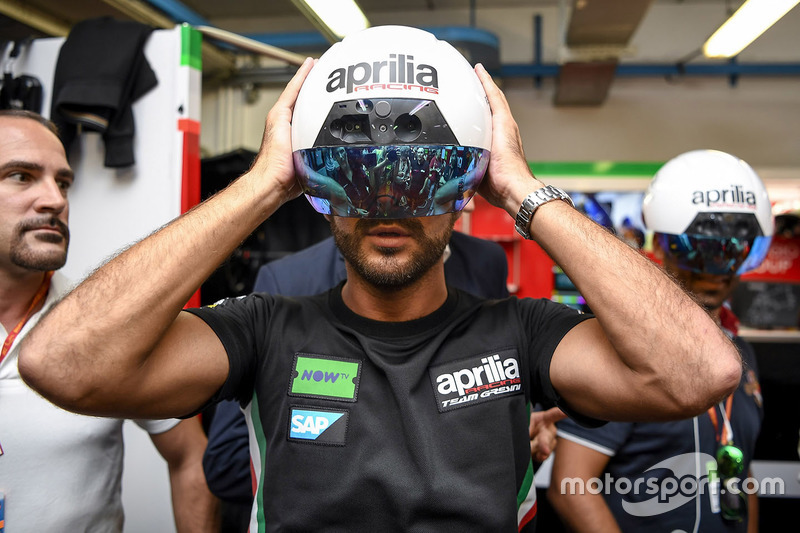 AR Helmet per i meccanici Aprilia Racing Team Gresini