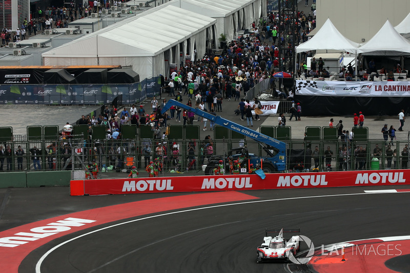 #2 Porsche Team Porsche 919 Hybrid: Timo Bernhard, Earl Bamber, Brendon Hartley