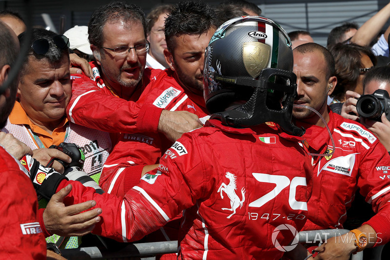 Sebastian Vettel bersama kru Ferrrari di Parc Ferme