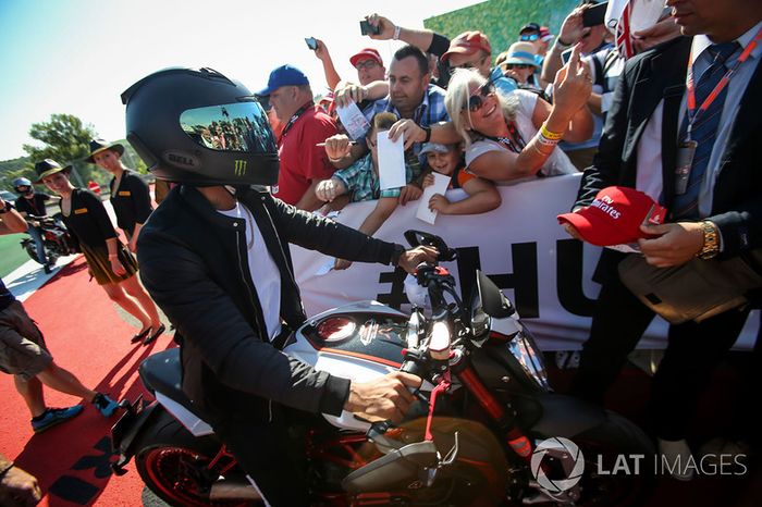 Lewis Hamilton, Mercedes AMG F1 en su MV Agusta Dragster RR LH44 Edición Limitada.