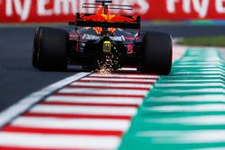 Daniel Ricciardo, Red Bull Racing RB13, strikes up sparks