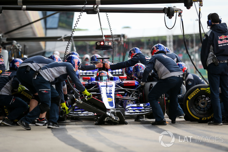 Daniil Kvyat, Scuderia Toro Rosso STR12 fa un pitstop