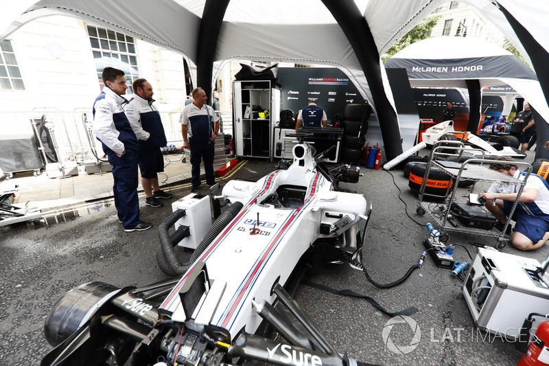 Persiapan di tenda tim WIlliams