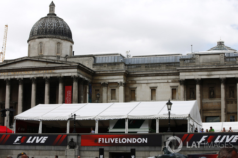 Carpas y anuncios fuera de la National Portrait Gallery