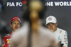 Себастьян Феттель, Ferrari, и Валттери Боттас, Mercedes AMG F1