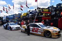 Joey Logano, Team Penske Ford, Ricky Stenhouse Jr., Roush Fenway Racing Ford