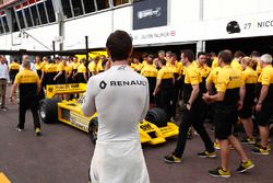 Гонщик Renault Sport F1 Team Джолион Палмер рядом с автомобилем Renault Sport F1 Team RS01 F1