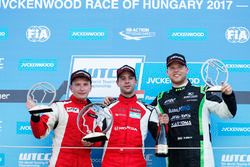 Podium: Christ Johannes Schreiber, Rikli Motorsport; 2. Artemyev, Seat Leon; 3. Danile Nagy, Zengo Motorsport