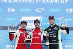 Podium: Christ Johannes Schreiber, Rikli Motorsport; 2. Artemyev, Seat Leon; 3. Danile Nagy, Zengo Motorsport