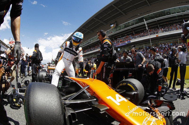 Fernando Alonso, McLaren MCL32, sale de su coche