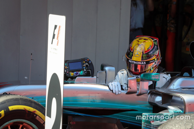 Podyum: Yarış galibi Lewis Hamilton, Mercedes-Benz F1