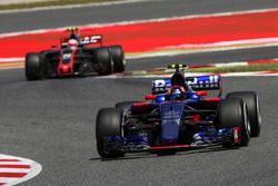 Carlos Sainz Jr., Scuderia Toro Rosso STR12, Kevin Magnussen, Haas F1 Team VF-17