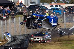 Accident de Todd Hazelwood, Brad Jones Racing Holden, Jonothan Webb, Tekno Autosports Holden