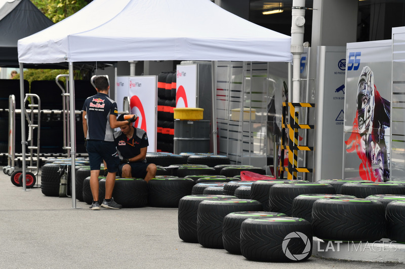 Механики Scuderia Toro Rosso и шины Pirelli