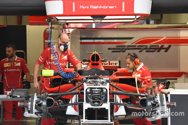 Ferrari SF70H in allestimento nel box
