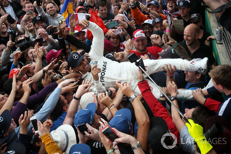 Ganador de la carrera Lewis Hamilton, Mercedes AMG F1 celebra con los fans