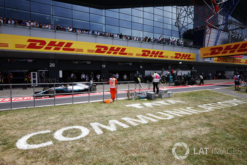 Lewis Hamilton, Mercedes AMG F1 W08, pit stop action