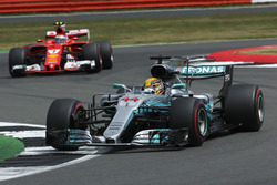 Lewis Hamilton, Mercedes AMG F1 W08, Kimi Raikkonen, Ferrari SF70H