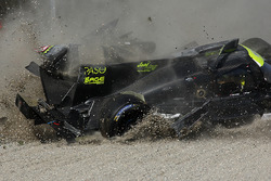 #19 M.Racing - YMR, Norma M 30 - Nissan: Gwenael Delomier victime d'un accident