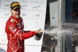 Sebastian Vettel, Ferrari, vainqueur, fête sa victoire sur le podium