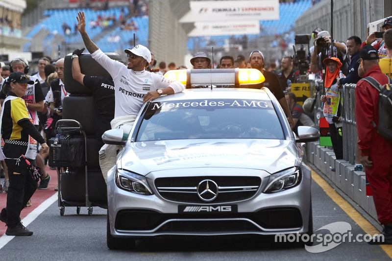 Lewis Hamilton, Mercedes AMG, merayakan raihan pole