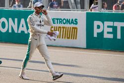 Le poleman Lewis Hamilton, Mercedes AMG F1 fête sa pole position dans le Parc Fermé