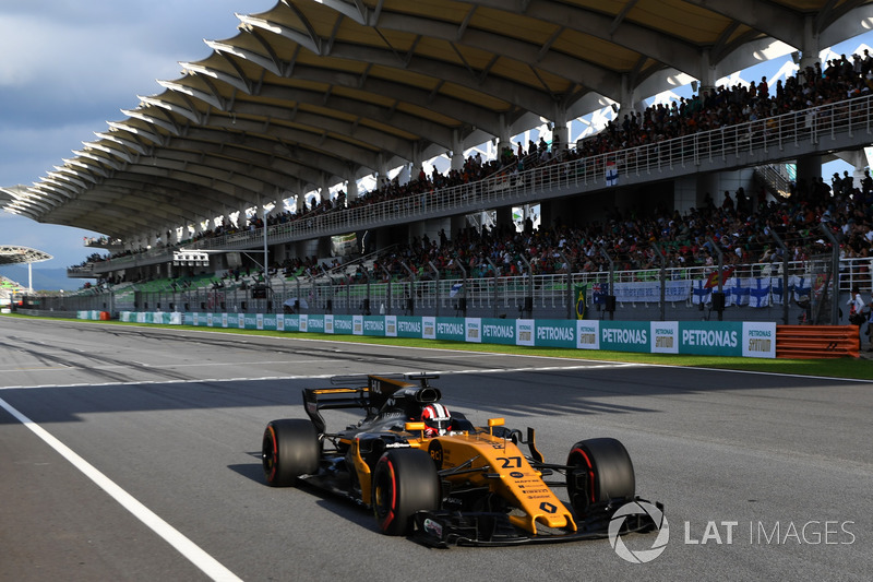 Nico Hulkenberg, Renault Sport F1 Team RS17 passe sous le drapeau à damier