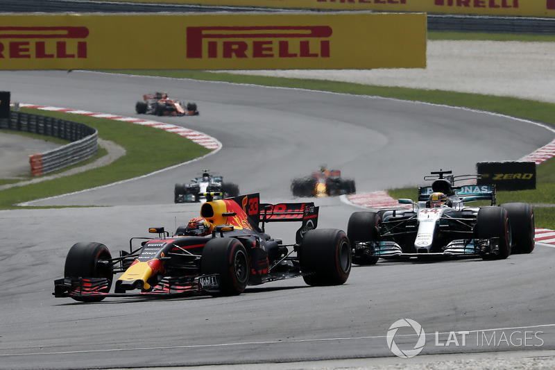 Max Verstappen, Red Bull Racing RB13 precede Lewis Hamilton, Mercedes-Benz F1 W08