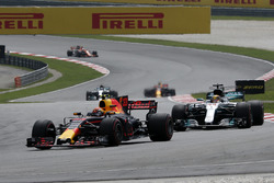 Max Verstappen, Red Bull Racing RB13 leads Lewis Hamilton, Mercedes-Benz F1 W08
