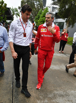 Toto Wolff, Direttore del Motorsport Mercedes AMG F1 e Maurizio Arrivabene, Team Principal Ferrari