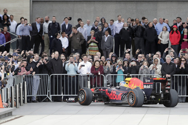 Daniel Ricciardo, Red Bull Racing geeft een demo bij het hoofdkantoor van ExxonMobil