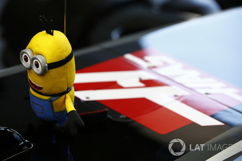 Un Minion sobre el coche de Kevin Magnussen, Haas F1 Team VF-17