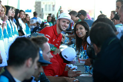 Daniel Abt, ABT Schaeffler Audi Sport con un tifoso