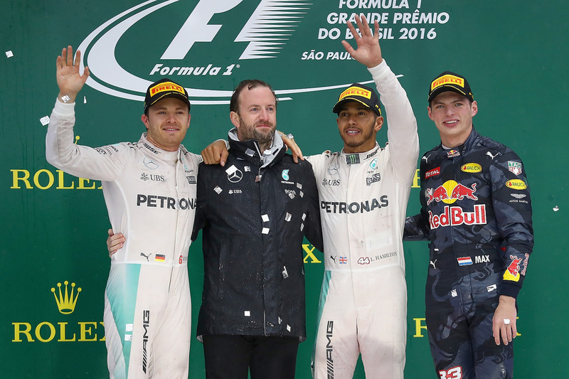 Podio: Nico Rosberg, Mercedes AMG F1, segundo; Lewis Hamilton, Mercedes AMG F1 ganador y Max Verstap